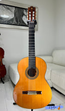 Load image into Gallery viewer, Yamaha C-300 (1970) Classical Guitar