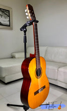 Load image into Gallery viewer, Zen-On Classical Guitar Model No. 85 (1966)