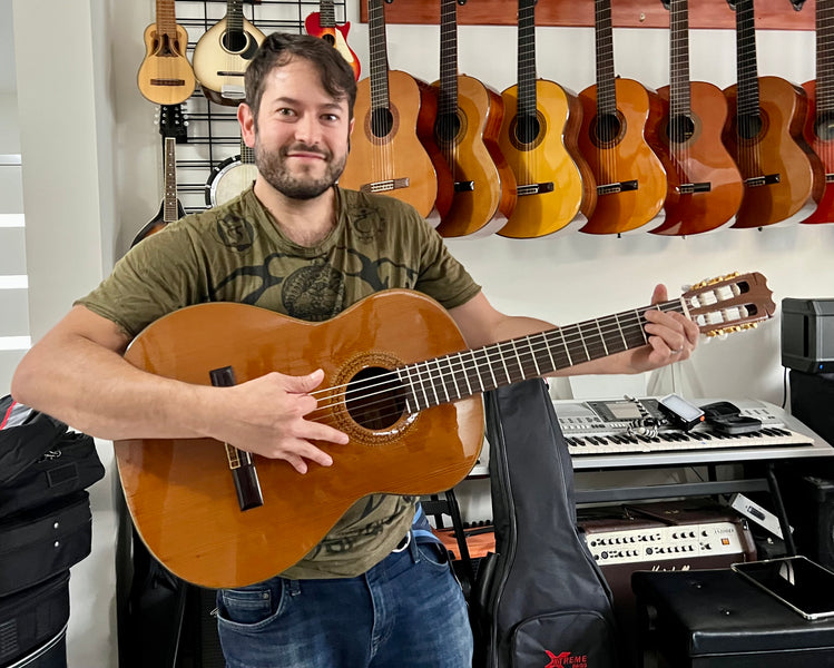 Vince from USA with a El Torres G-150 classical guitar