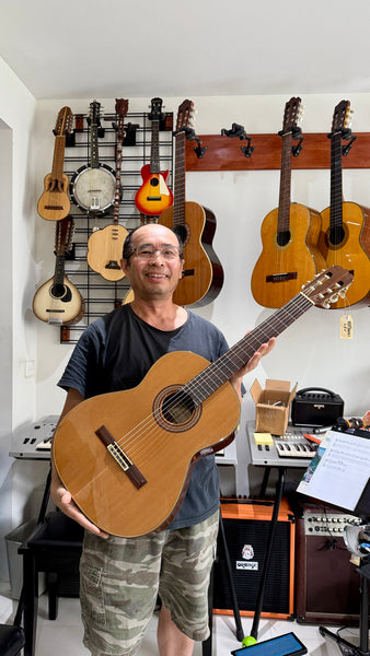 Lam with his new Matsuoka M50 (1982) Custom Classical Guitar