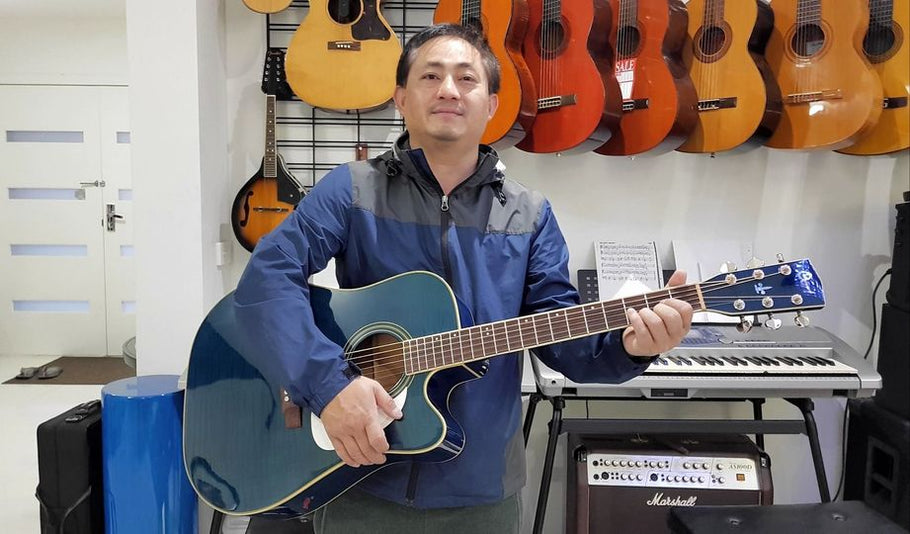 Mr Tung with his new all solid flamed maple semi-acustic guitar. His little daughter wanted him to buy the pink guitar, but I think this blue guitar would suit him better 🙂